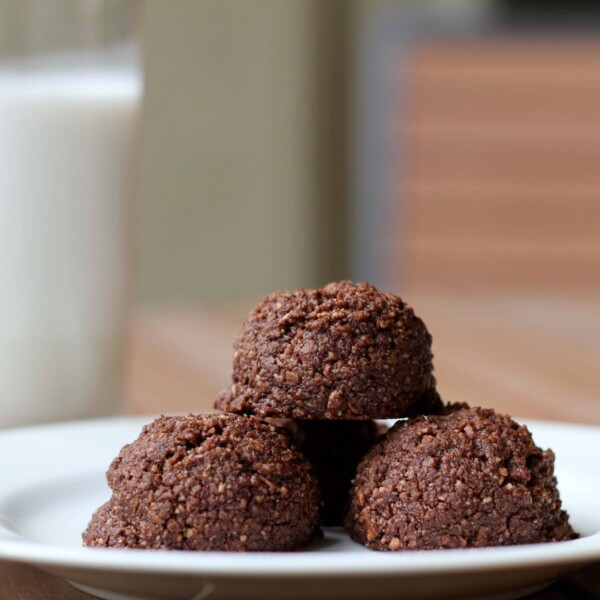 (gluten-free, paleo) Chocolate Coconut Macaroons | www.downshiftology.com