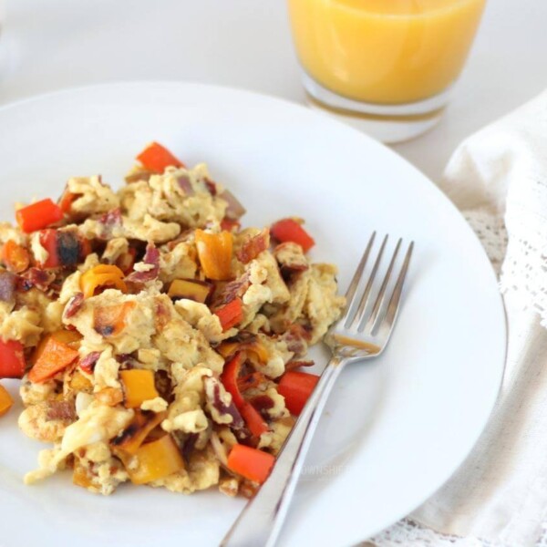 Scrambled eggs with bacon and sweet peppers | www.downshiftology.com